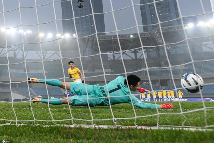 足协杯半决赛第二回合 苏宁点球大战胜泰达冲进决赛